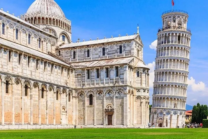 Minivan group at the Piazza dei Miracoli with the Leaning Tower on a tour from Rome to Florence