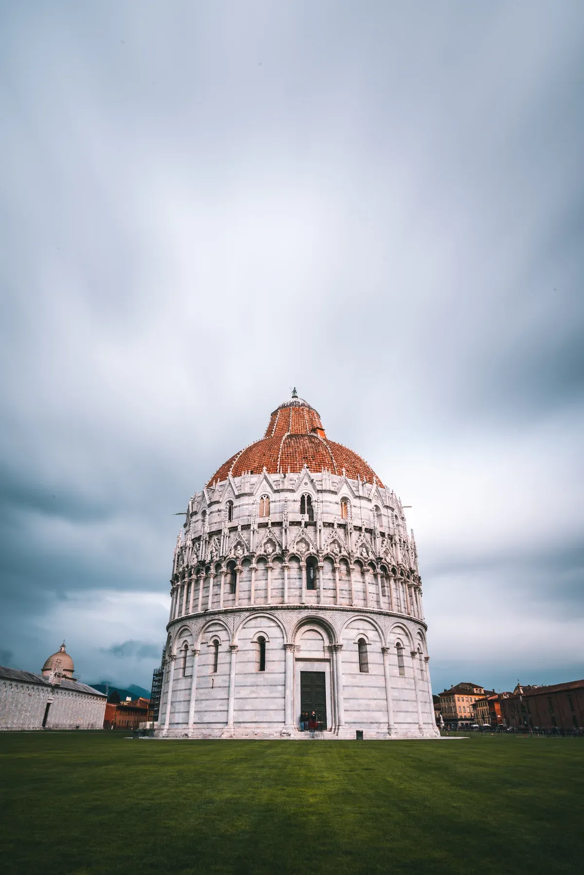 The round marble Baptistery on the lawn of the Piazza dei Miracoli in Pisa, seen on a Florence day trip from Rome with David